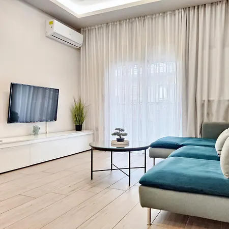 Center With A Modern Breeze 아파트 *