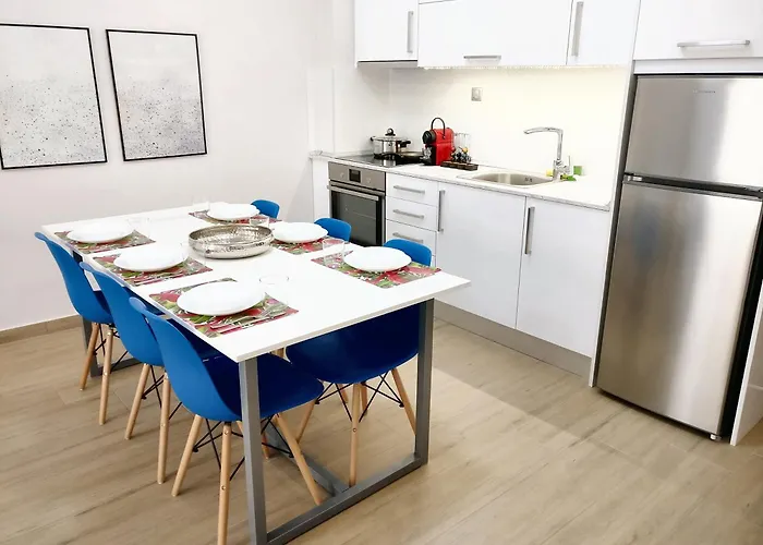 Center With A Modern Breeze 아파트 *