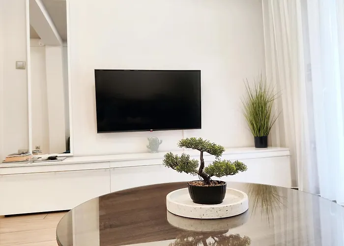 Center With A Modern Breeze 아파트 *