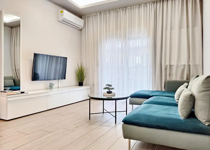 Center With A Modern Breeze 아파트 *